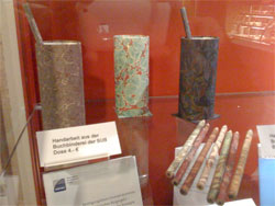 Stiftdosen und Bleistifte aus der Buchbinderei