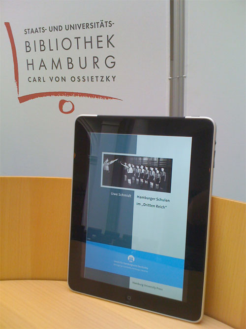 iPad mit e-Book «Hamburger Schulen im ‚Dritten Reich‘» (Hamburg UP)