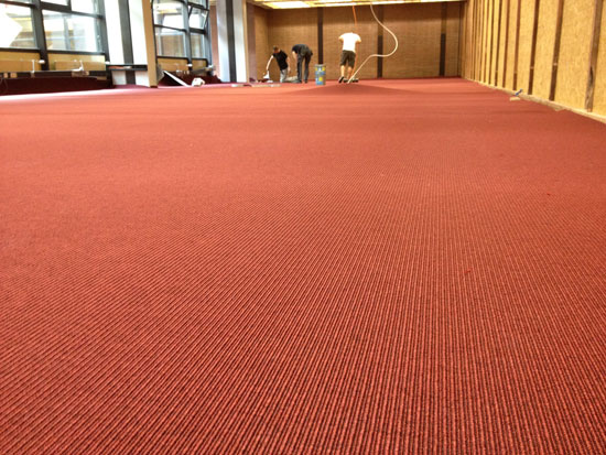 Die ersten Bahnen des neuen roten Teppichs werden verlegt