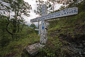 Rio Negro: Kreuz mit Inschrift in Pak'oxom