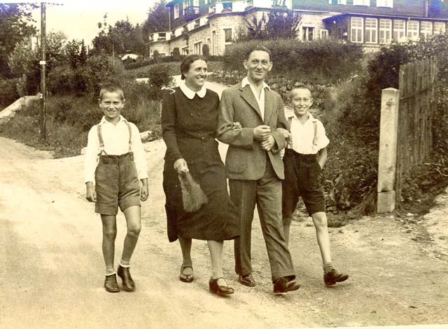 Viktor und Anna Mauthner mit den älteren Söhnen Shlomo und Benjamin Ervin, 1934