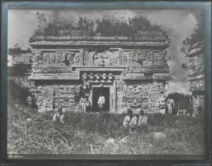 Chichén Itzá: El Palacio. Templo de tres Cuerpos. 1. Cuerpo. Fachada Este. 1892. Nachlass Teobert Maler IAI