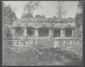 Palenque: Palacio principal. 1. Patio. El edificio intermedio. Fachada Este. 1877 oder 1898. Nachlass Teobert Maler IAI