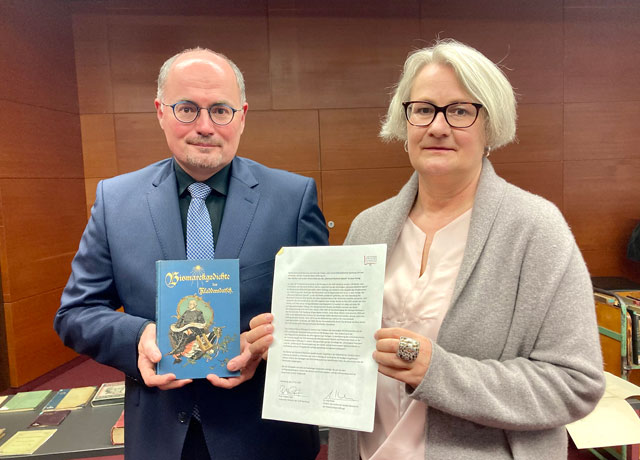 Stabi-Direktor Prof. Robert Zepf und Regine Schoch von der FES mit der Restitutionsvereinbarung