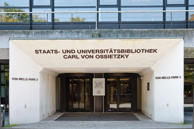 Eingang der Staats- und Universitätsbibliothek Hamburg Carl von Ossietzky