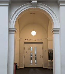 Eingang Carl von Ossietzky Saal