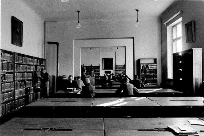 Lesesaal im 1. Stock des ehemaligen Wilhelm-Gymnasiums (Foto: Karl Hiestermann, SUB, 1949)