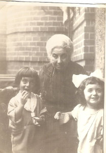 Ida Kiewy und die Enkelkinder Rudi und Lotte, 1925