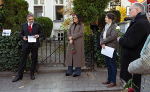 Markus Brandis, als Vertreter der Familie Kiewy, Wissenschaftssenatorin Maryam Blumenthal, Anneke de Rudder, von der Arbeitsstelle Provenienzforschung, und Stabi-Direktor Robert Zepf